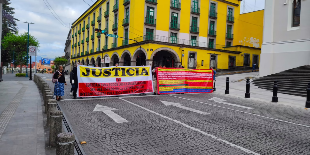 Bloquean el centro de Xalapa; exigen pagos pendientes