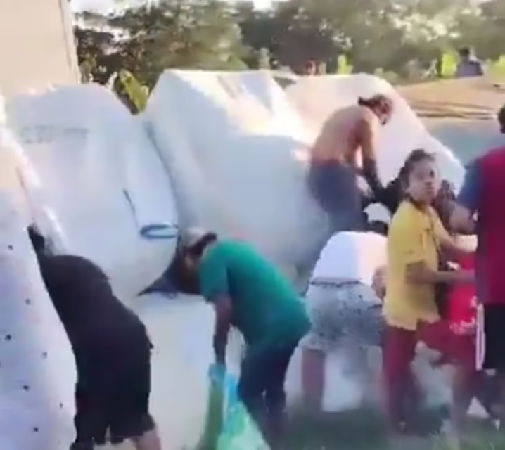 Video: Mujer enfrenta a rapiñeros tras volcadura en Tabasco.