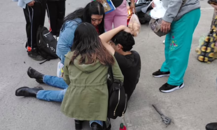 Accidente en la colonia Del Moral deja dos lesionados tras choque entre auto y motocicleta