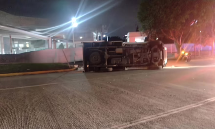 Aparatosa volcadura en Arco Sur deja dos lesionados y movilización de emergencia