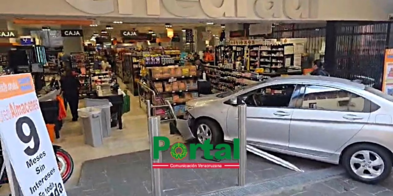 Vehículo se impacta contra fachada de supermercado en el Centro de Xalapa
