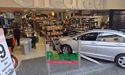 Vehículo se impacta contra fachada de supermercado en el Centro de Xalapa