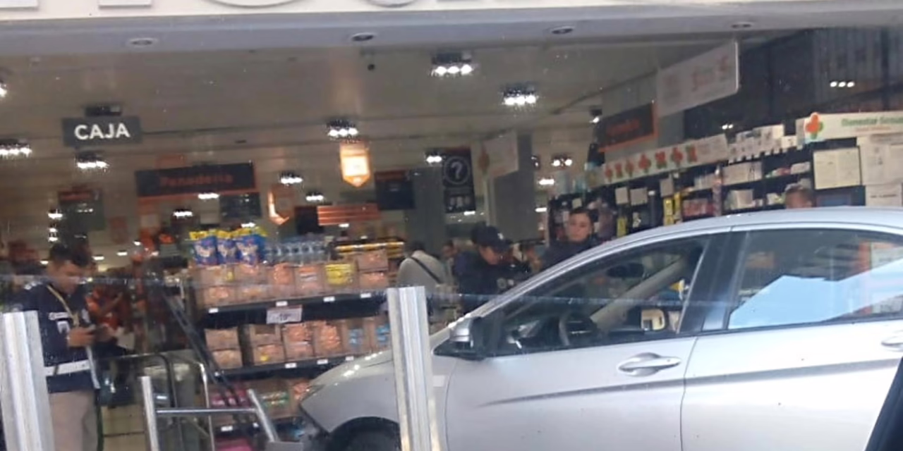 Vehículo se impacta contra fachada de supermercado en el Centro de Xalapa
