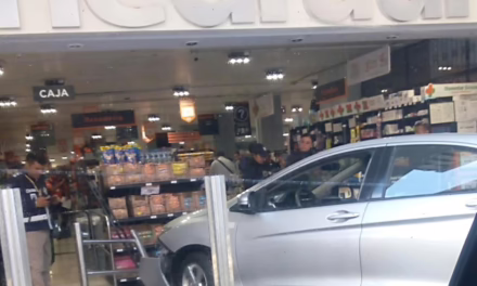 Vehículo se impacta contra fachada de supermercado en el Centro de Xalapa