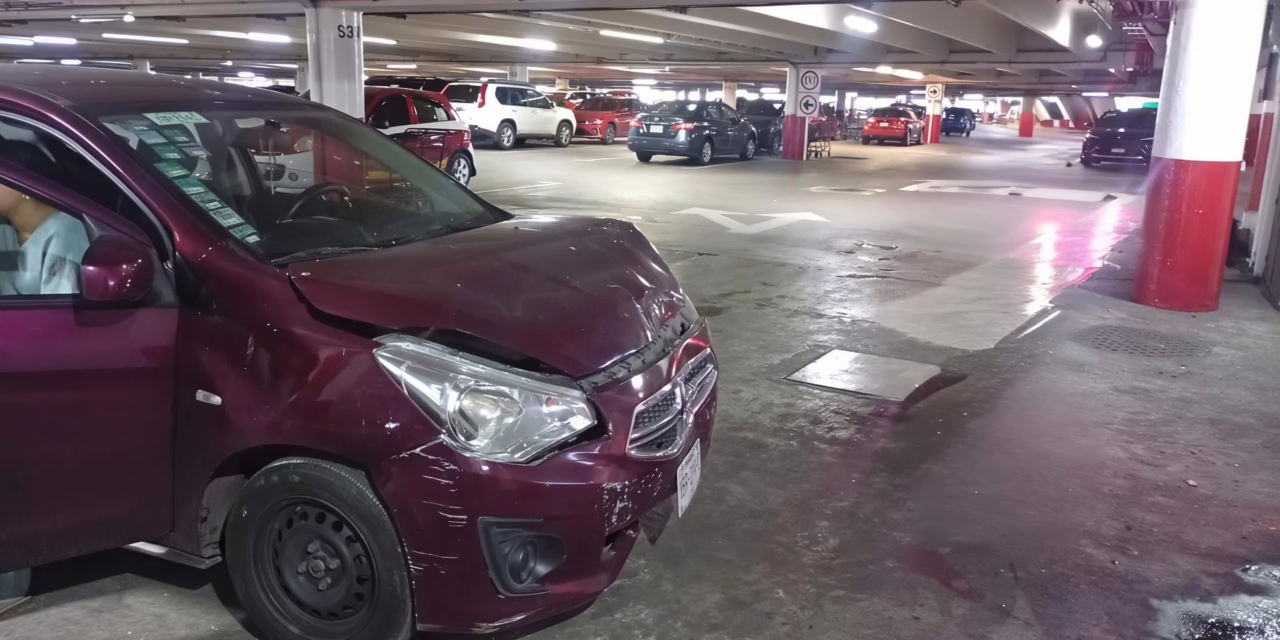 Mujer resulta lesionada tras accidente en estacionamiento de Plaza Ánimas