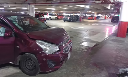 Mujer resulta lesionada tras accidente en estacionamiento de Plaza Ánimas
