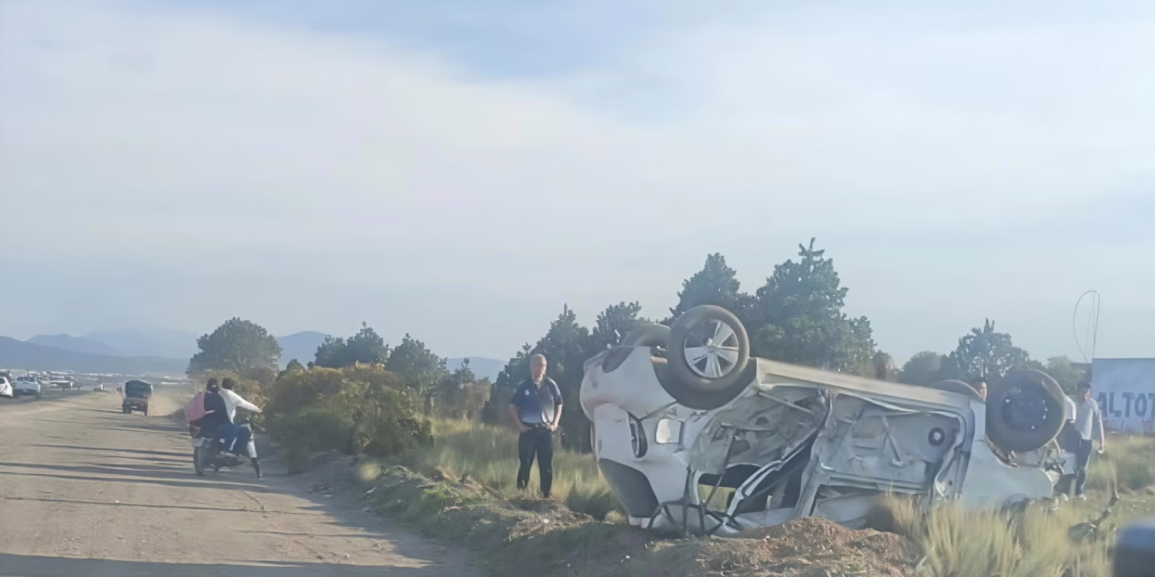 Aparatoso accidente en la carretera Perote-Altotonga: Camioneta termina volcada tras colisión con autobús