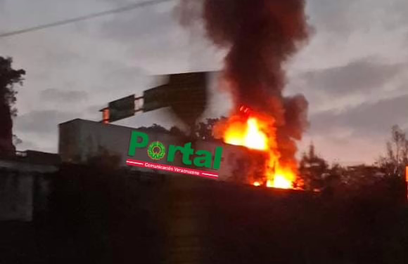 Video:Accidente en la Perote-Xalapa: Tractocamión se incendia a la altura de Piedra de Agua
