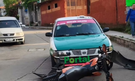 Choque entre taxi y motocicleta en la carretera Las Trancas-Coatepec