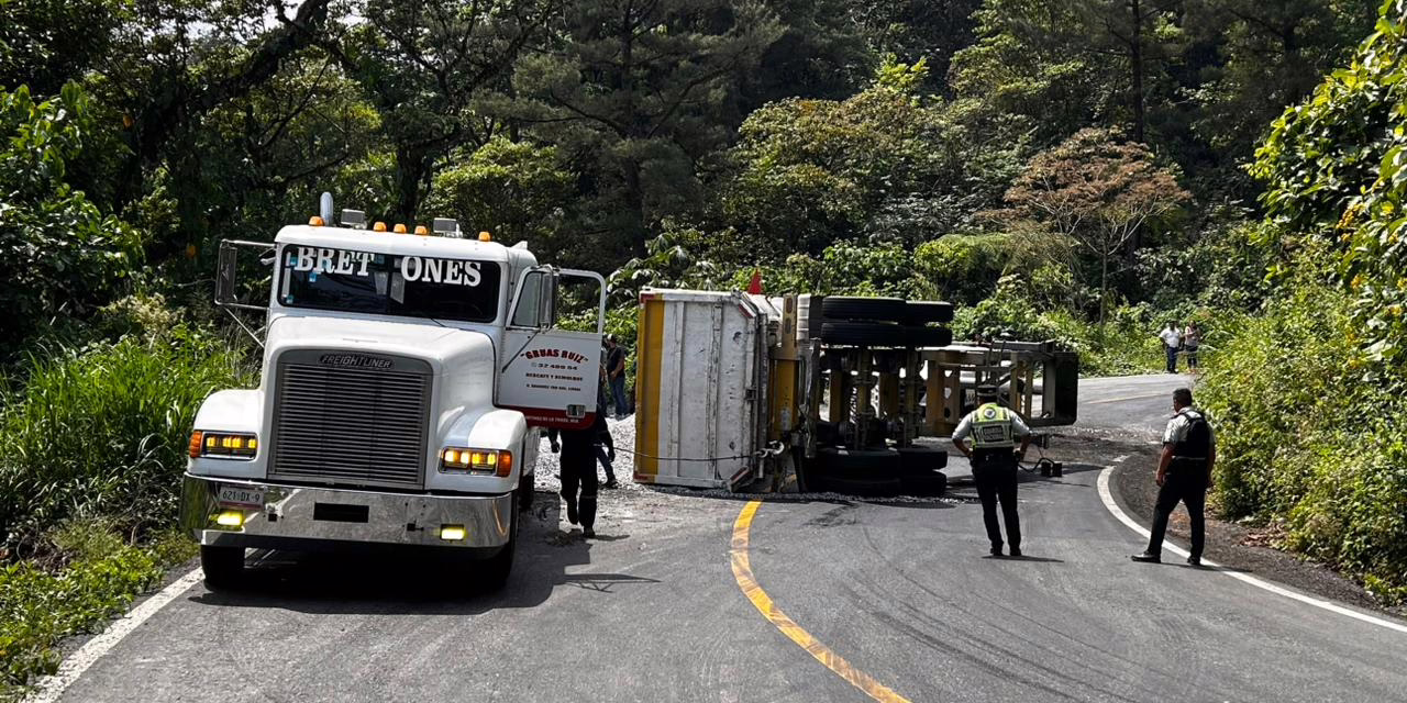 Volcadura de unidad pesada bloquea la carretera Tlapacoyan-Atzalan