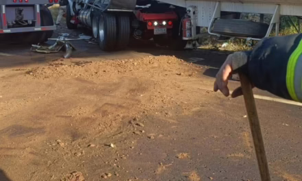 Cierran la Autopista Naucalpan-Toluca por Choque de Pipa de Combustible con Tráiler