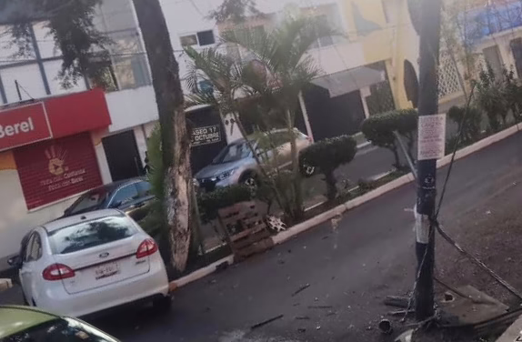 Conductor se impacta contra dos postes en la Avenida Araucarias