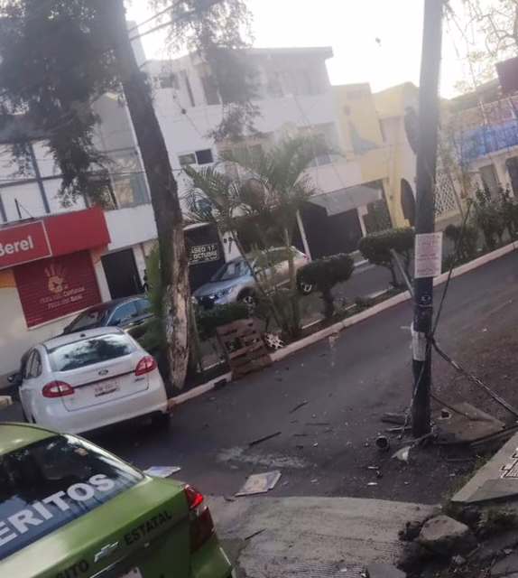 Conductor se impacta contra dos postes en la Avenida Araucarias