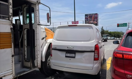 Choque entre camioneta y autobús causa caos vial en la Avenida 20 de Noviembre