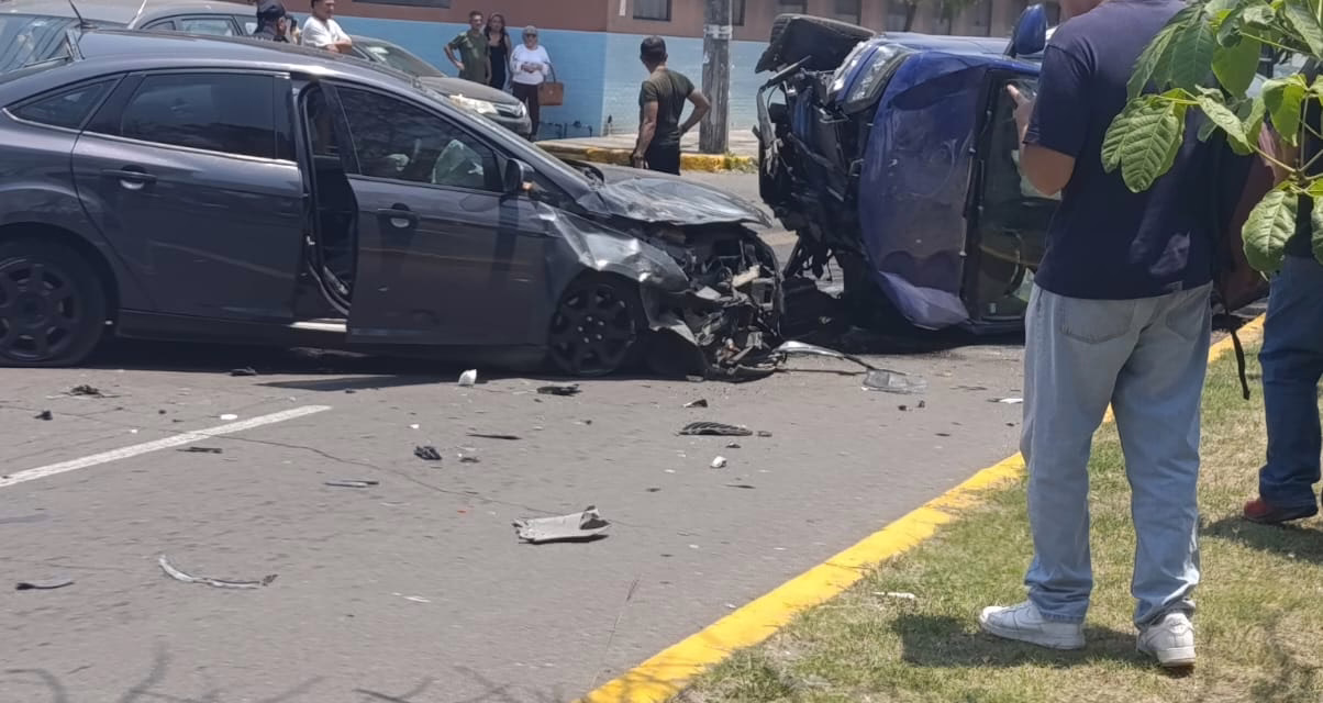 Video:Aparatosa volcadura frente al Tec de Veracruz deja daños materiales cuantiosos