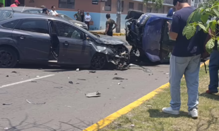 Video:Aparatosa volcadura frente al Tec de Veracruz deja daños materiales cuantiosos