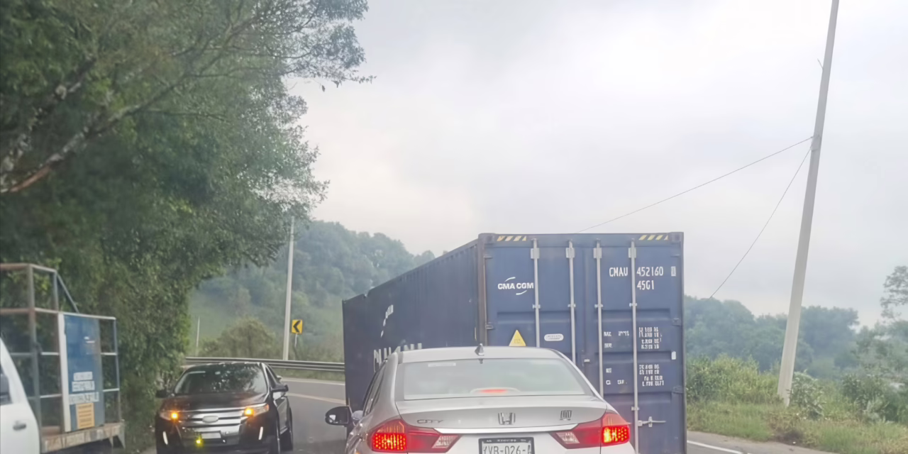 Bloqueo parcial en la Xalapa-Perote: Tráiler pierde contenedor en las curvas de San Miguel