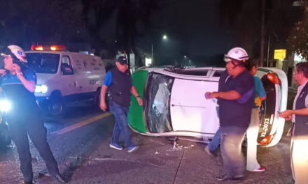 Vuelca taxi en la Avenida Ávila Camacho; cuerpos de emergencia en el lugar