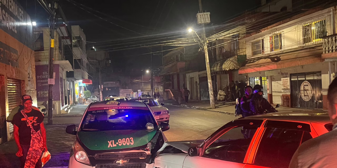 Percance vial en la avenida Ébano: Conductor ebrio protagoniza choque contra taxi