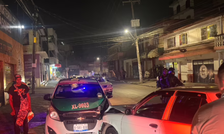 Percance vial en la avenida Ébano: Conductor ebrio protagoniza choque contra taxi