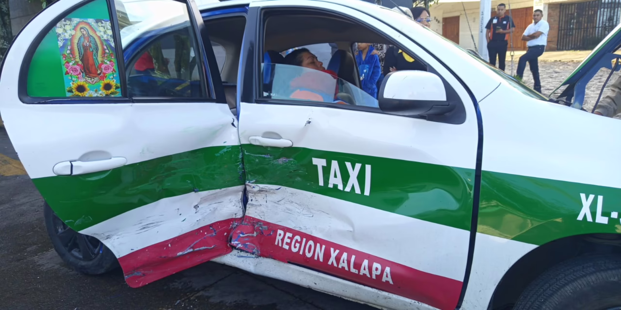 Chocan dos taxis está mañana en Xalapa, tres lesionados