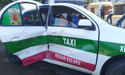 Chocan dos taxis está mañana en Xalapa, tres lesionados