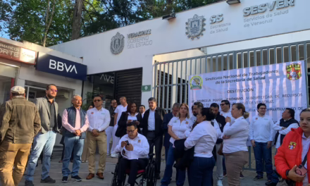 Se manifiestan trabajadores de Salud