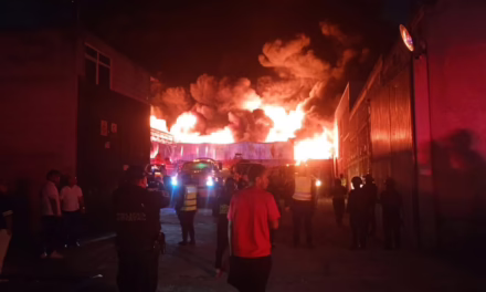 Video:Incendio de gran magnitud devoró una fábrica en Xalostoc y obligó a evacuar a decenas de personas