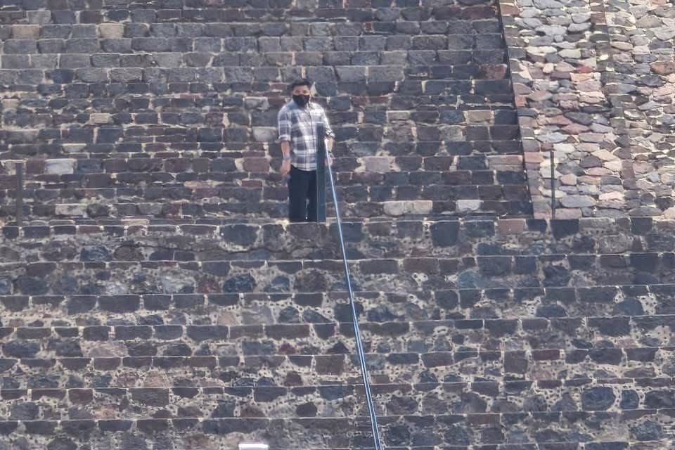 Diaparos en la Pirámide de la Luna, en zona arqueológica de Teotihuacán