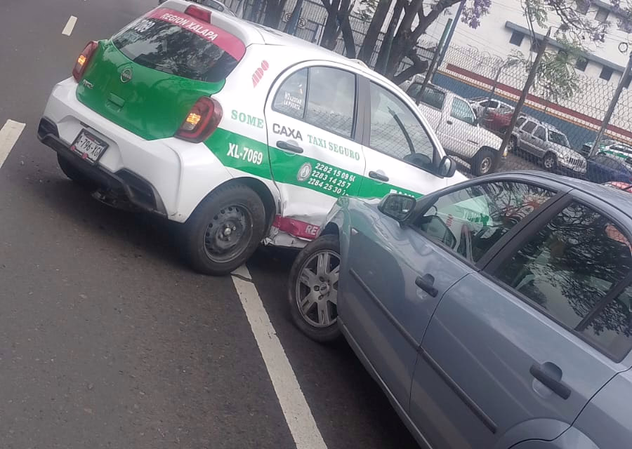Otro más! Colisión frente a las oficinas de Bienestar en Lázaro Cárdenas