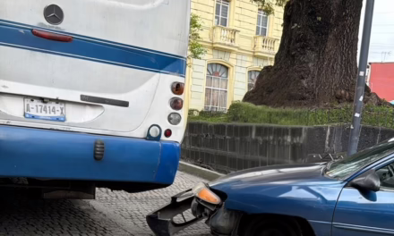 Bloqueo parcial en calle Revolución tras percance vial entre autobús y particular