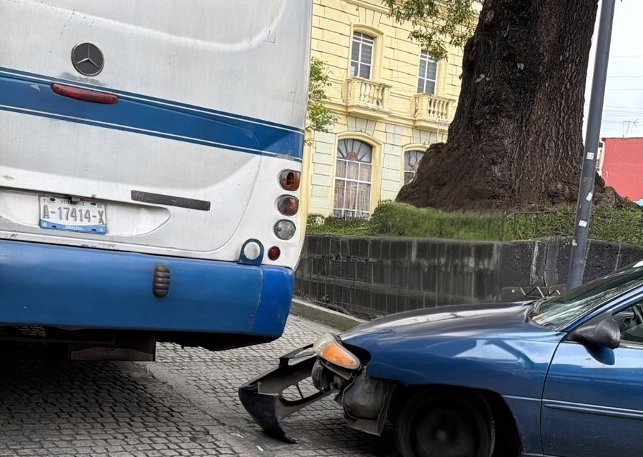 Bloqueo parcial en calle Revolución tras percance vial entre autobús y particular