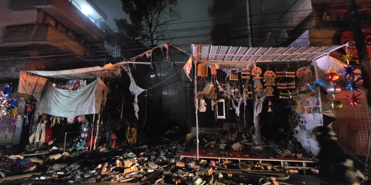 Video: Incendio en puestos ambulantes y edificios frente al Mercado de Sonora de la CDMX