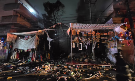 Video: Incendio en puestos ambulantes y edificios frente al Mercado de Sonora de la CDMX
