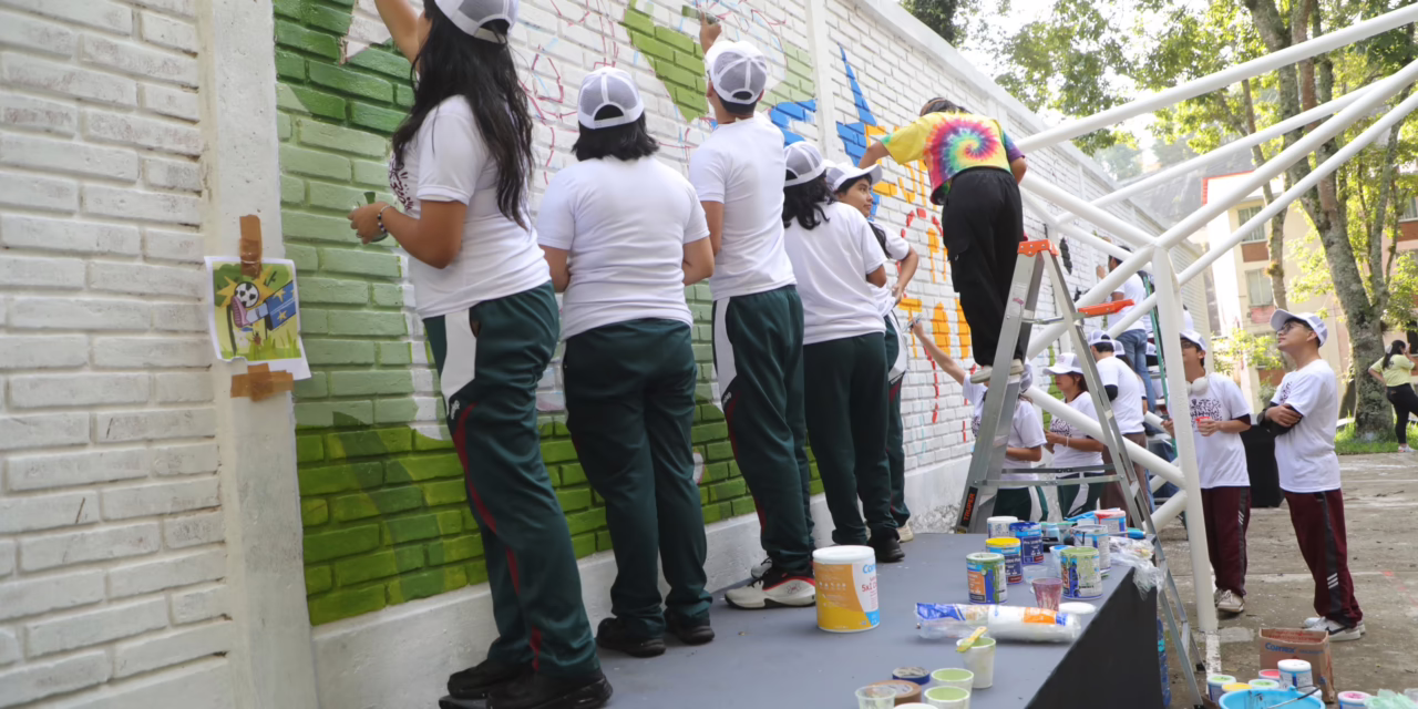 Juventudes transforman espacios con Tequios por la Tierra y Murales Mundialistas