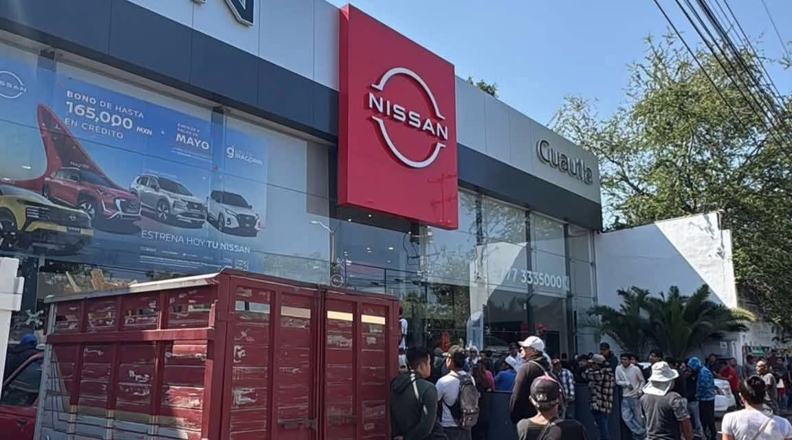 Desalojo y embargo en agencia Nissan Cuautla por orden judicial