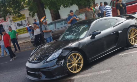 Aparatoso choque en el Centro de Veracruz: Porsche y Taxi colisionan
