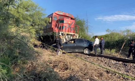 Tren embiste a vehículo en Tehuacán; hay una mujer muerta y dos heridos