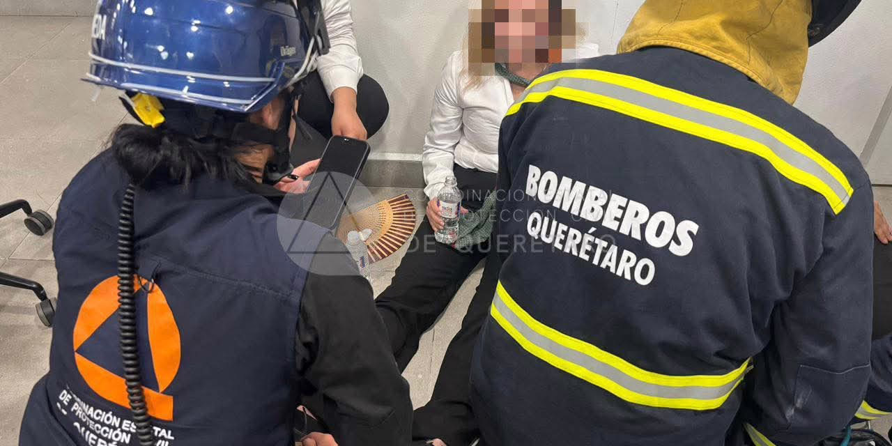 Falla eléctrica deja personas atrapadas en elevador de tienda Elektra en Querétaro