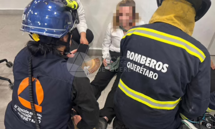 Falla eléctrica deja personas atrapadas en elevador de tienda Elektra en Querétaro