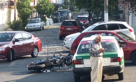 Percance vial en la colonia Obrero Campesina genera tráfico hacia la avenida Xalapa