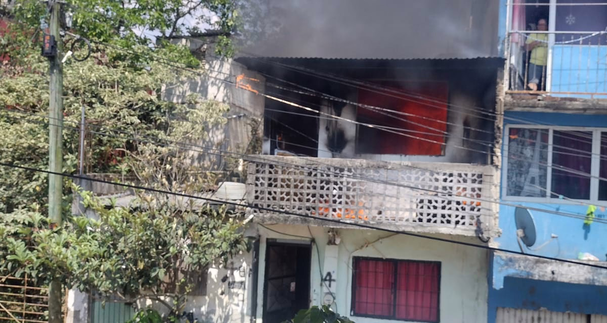 Se registra incendio de vivienda en Xalapa , en la colonia Carolino Anaya
