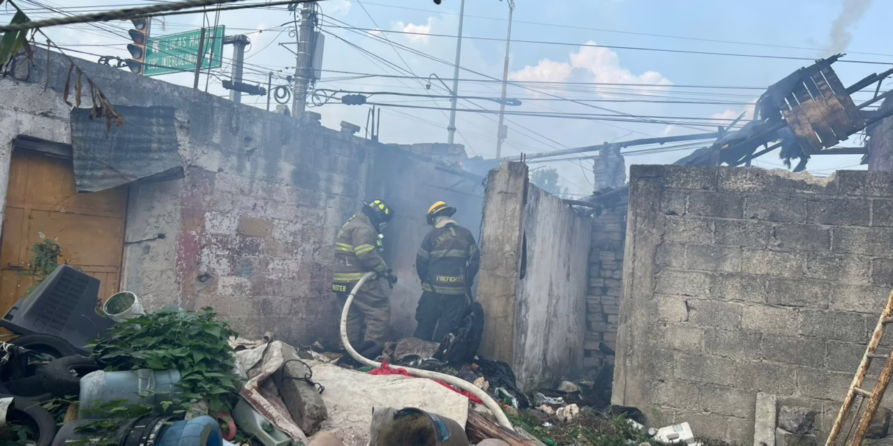Video: Controlan incendio en inmueble abandonado de la colonia Revolución; fuerte movilización en Xalapa