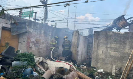 Video: Controlan incendio en inmueble abandonado de la colonia Revolución; fuerte movilización en Xalapa