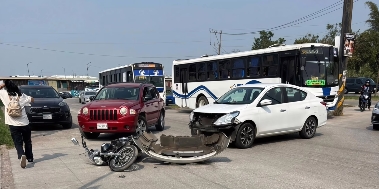 Tripulantes de motocicleta lesionados a la altura del Registro Civil, Xalapa