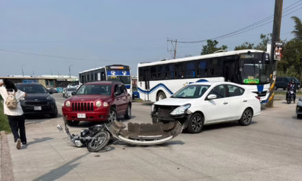 Tripulantes de motocicleta lesionados a la altura del Registro Civil, Xalapa