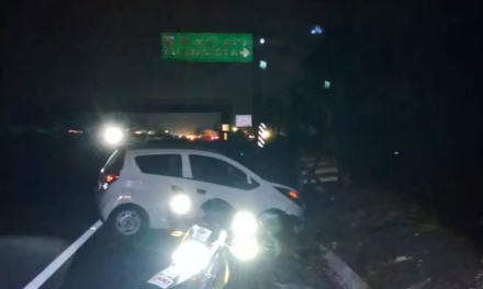 Accidente en la Veracruz-Xalapa: Estallamiento de neumático proyecta a vehículo contra muro