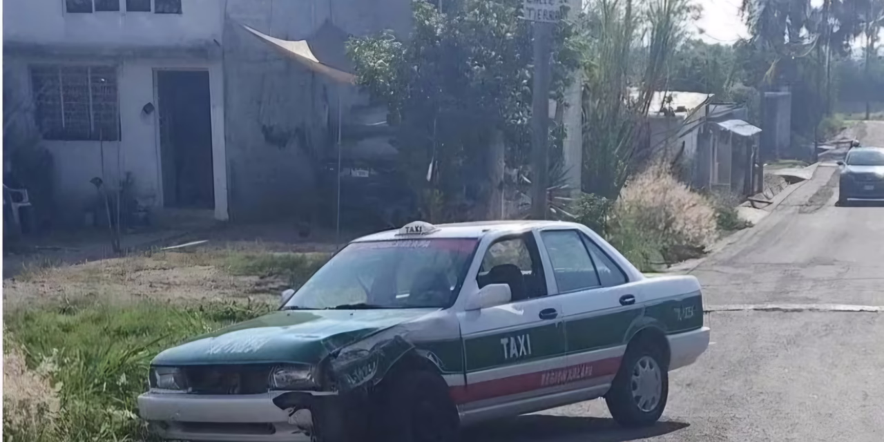 Taxi de Xalapa abandonado y con daños materiales en el Lencero