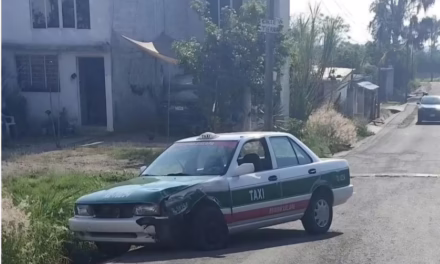 Taxi de Xalapa abandonado y con daños materiales en el Lencero