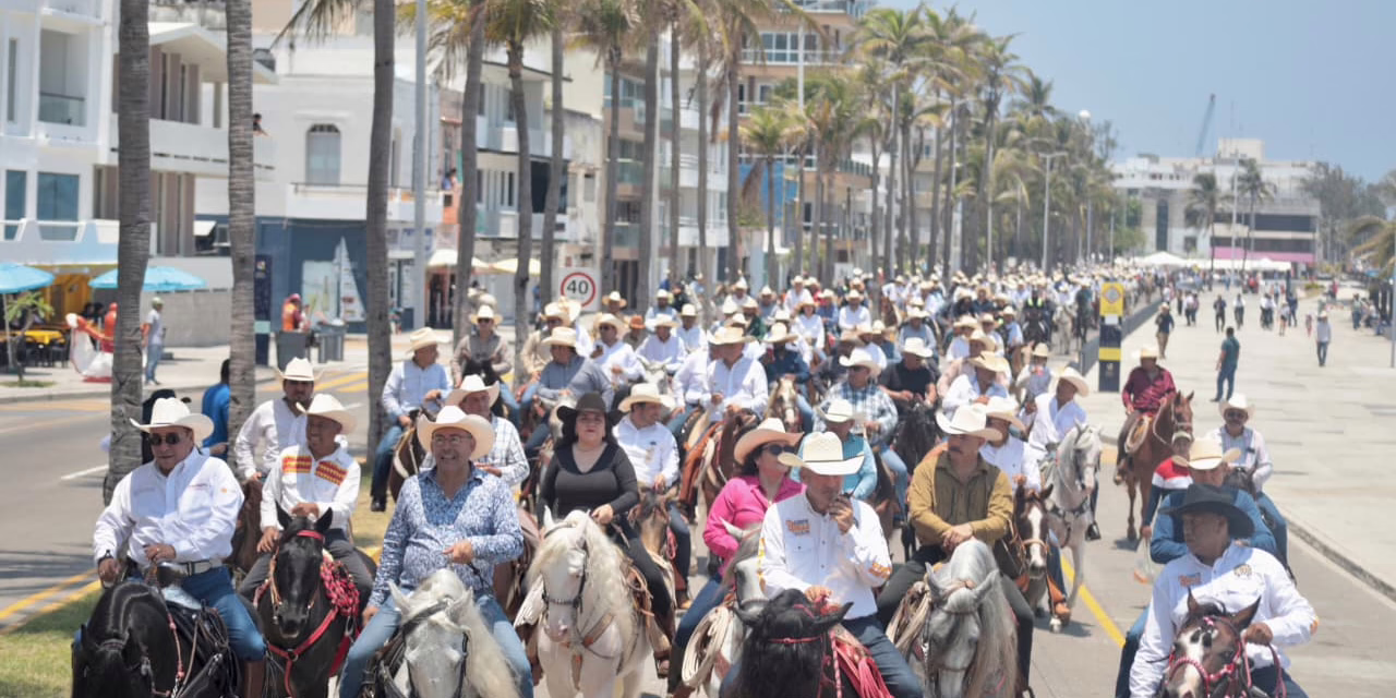 Cabalgata reúne a 3 mil jinetes y caballos en el cierre del Congreso del Caballo